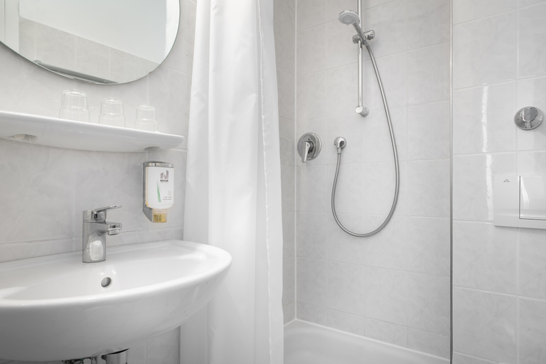Bathroom 5, Hotel Leonet, Köln