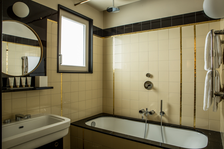Bathroom 5, Htl du Rond-Point des Champs-Esprit de France, Paris