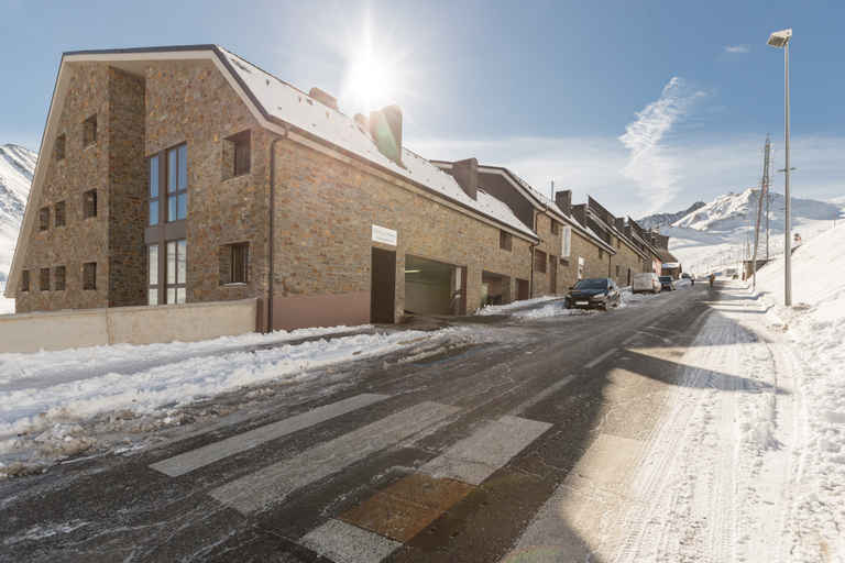 Exterior & Views 12