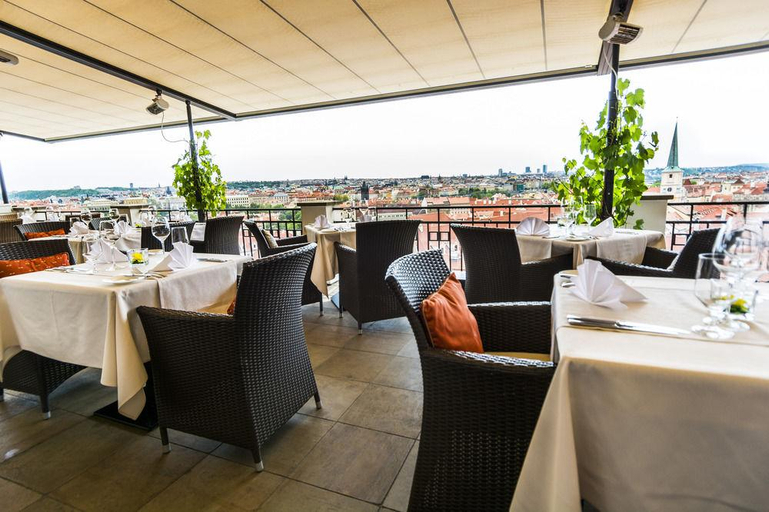 Food & Drinks 5, Golden Well Hotel, Praha 6