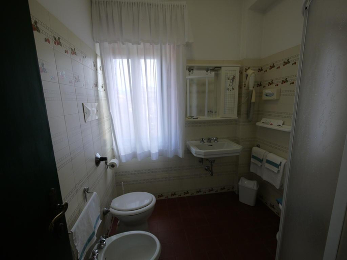 Bathroom 5, Piccadilly, Lucca