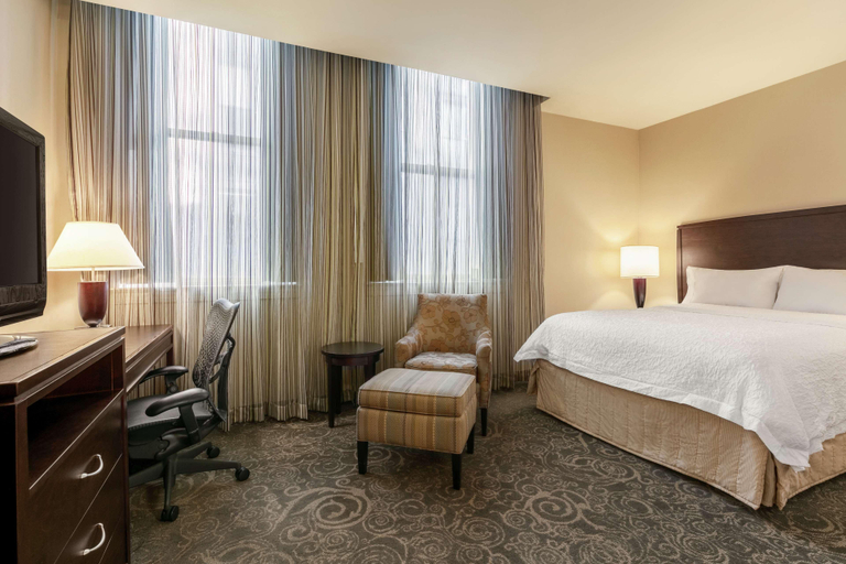 Bedroom 3, Hampton Inn & Suites Baltimore-Inner Harbor, Baltimore