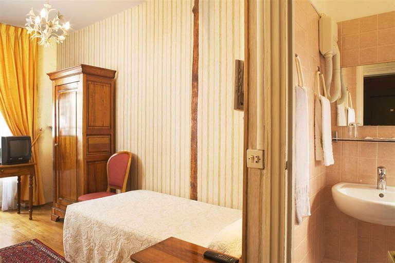 Bathroom 4, Hotel du Palais Bourbon, Paris
