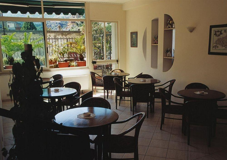 Food & Drinks 5, delle Palme, Messina