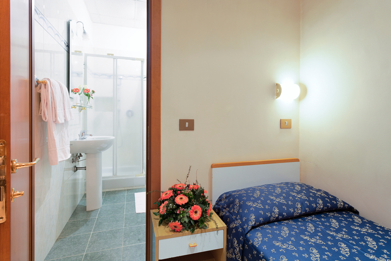 Bathroom 3, Oriente, Rome