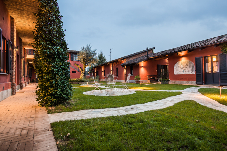Exterior & Views 24