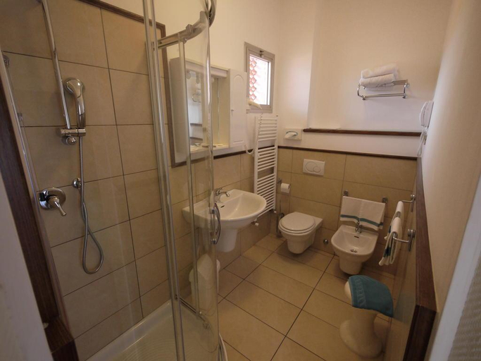 Bathroom 5, Piccadilly, Lucca