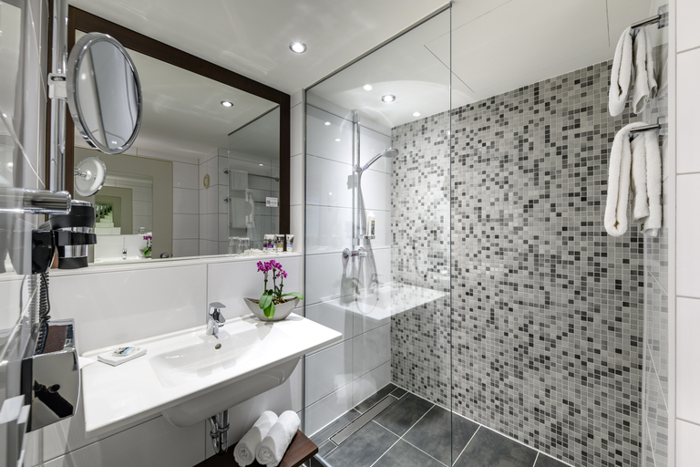 Bathroom 5, Mercure Hotel Duisburg City, Duisburg