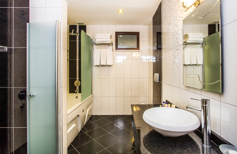 Bathroom 5, Kleopatra Life Hotel & SPA, Alanya