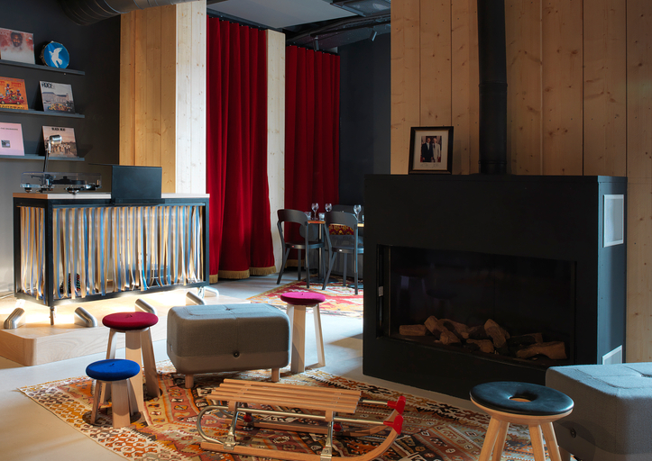 Public Area 2, Mob Hotel Paris les Puces, Seine-Saint-Denis