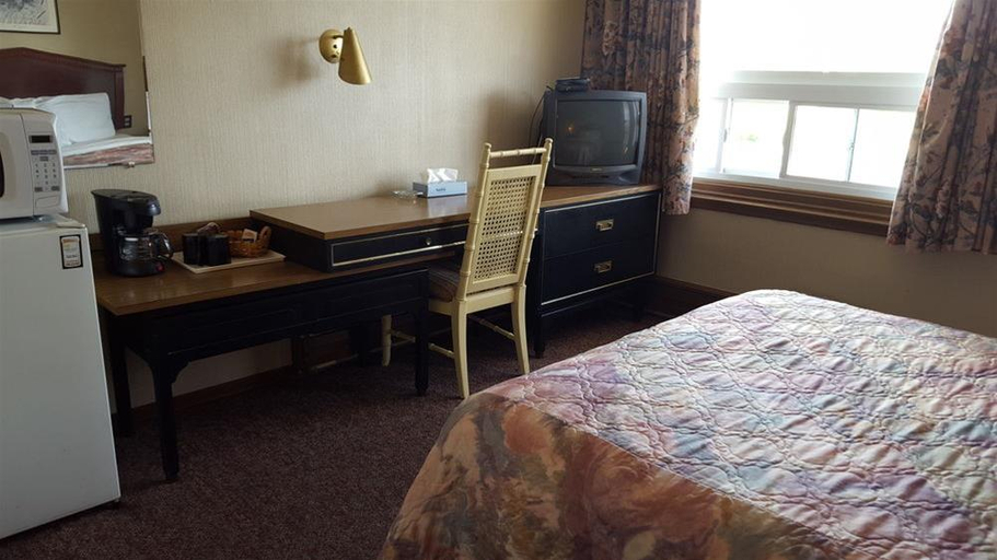 Bedroom 3, Knights Inn Port Colborne, Niagara