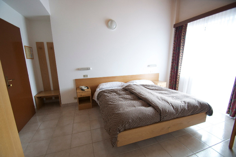 Bedroom 3, Albergo Sciatori, Trento