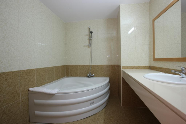 Bathroom, Veronica