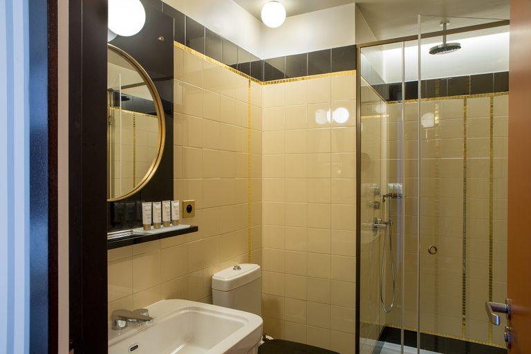 Bathroom 5, Htl du Rond-Point des Champs-Esprit de France, Paris