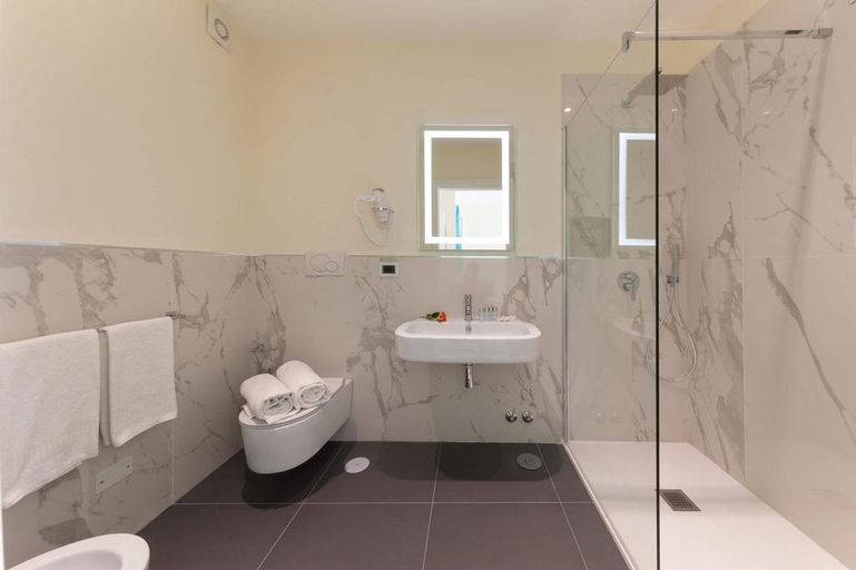 Bathroom, Palazzo Tritone, Napoli