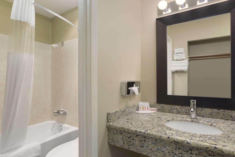 Bathroom 4, Days Inn by Wyndham Nanaimo, Nanaimo