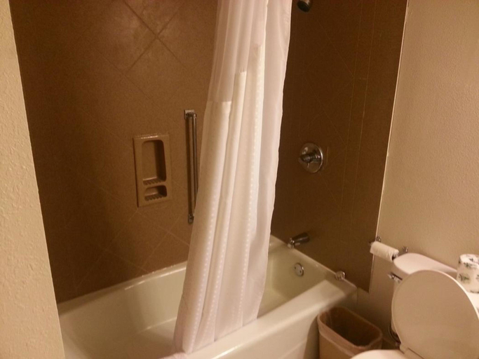Bathroom 5, Jackson Hotel And Convention Center, Madison