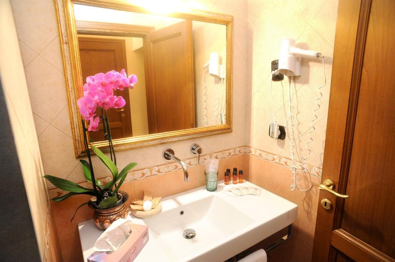 Bathroom, La Contessina Residence, Florence