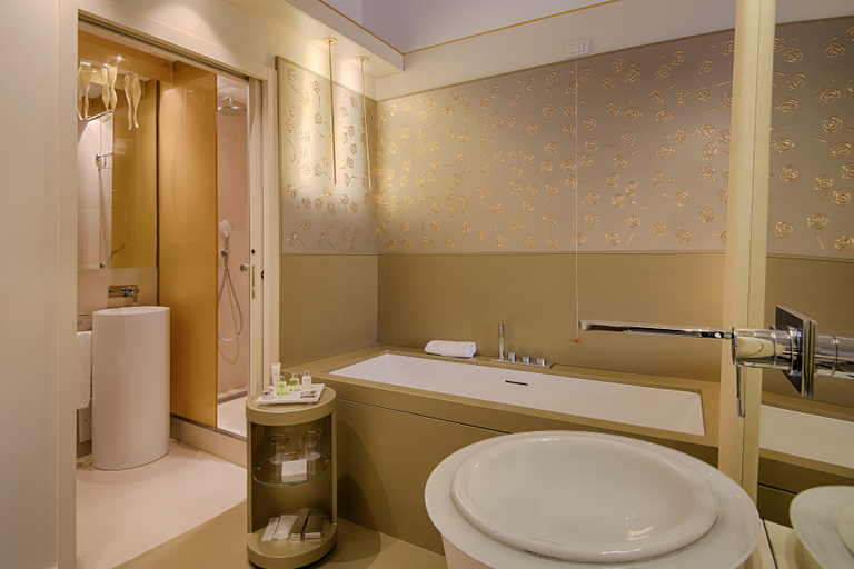 Bathroom 5, Palazzo Barocci, Venezia
