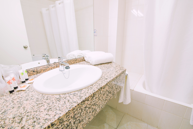 Bathroom 4, Azuline Hotel Bahamas, Baleares