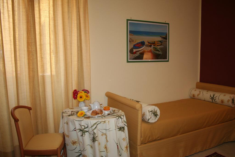 Bedroom 4, Hotel d'Orleans, Palermo