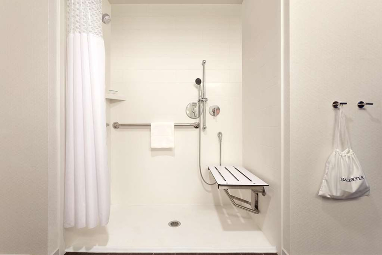 Bathroom 5, Hampton Inn St. Albans, Franklin