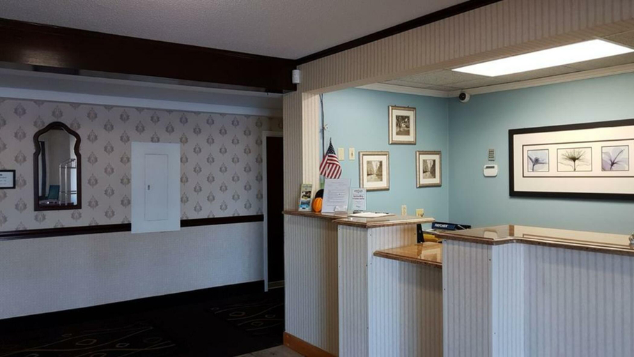 Public Area 2, Red Roof Inn & Suites Newport -Middletown, Ri, Newport