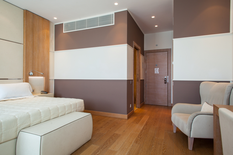 Bedroom 4, Marina Place, Genova
