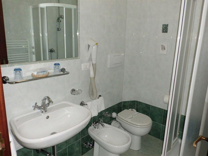 Bathroom 4, Hotel 5 Terre, La Spezia
