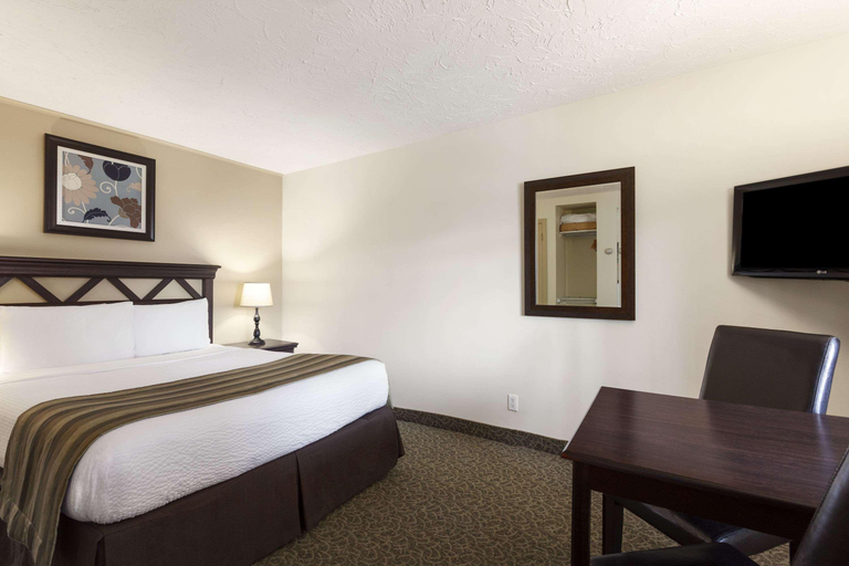 Bedroom 4, Days Inn by Wyndham Montreal East, Montréal