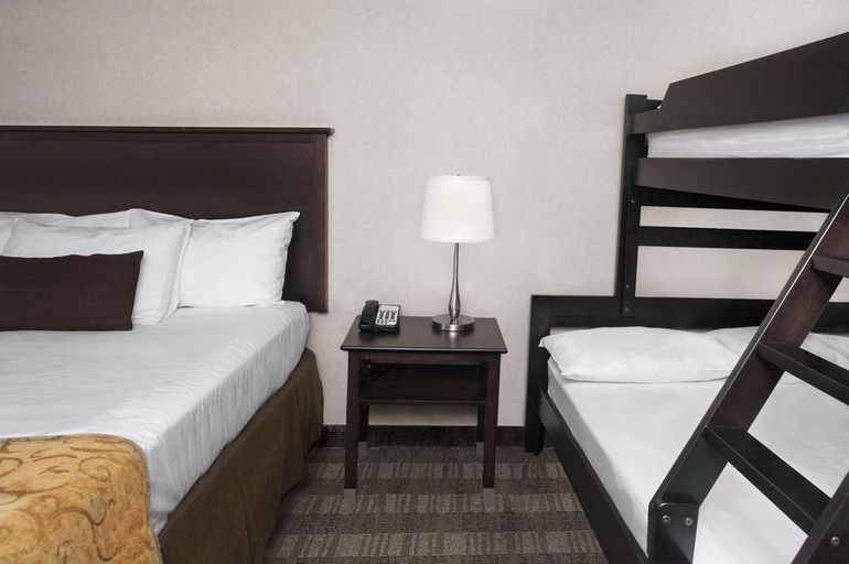 Bedroom 3, Skyline Hotel and Waterpark, Niagara