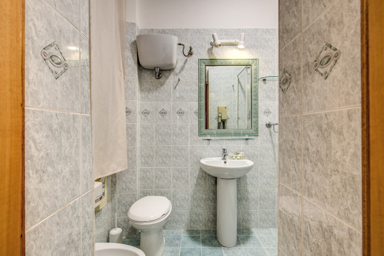 Bathroom 5, Parker, Rome