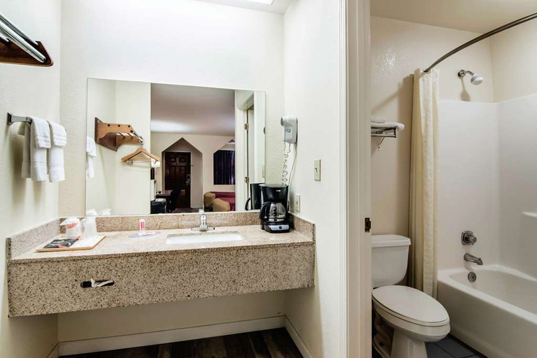Bathroom 4, King's Inn- LaFayette, Walker