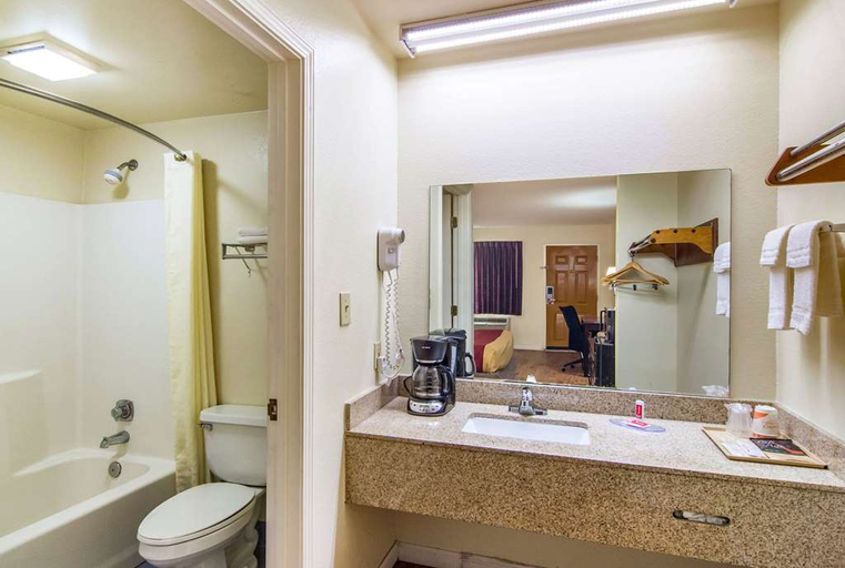 Bathroom 4, King's Inn- LaFayette, Walker