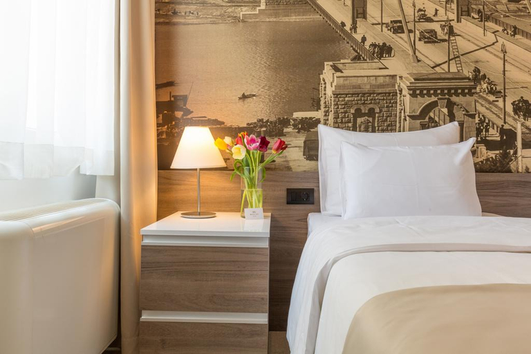 Bedroom 2, Royal Inn, Belgrade