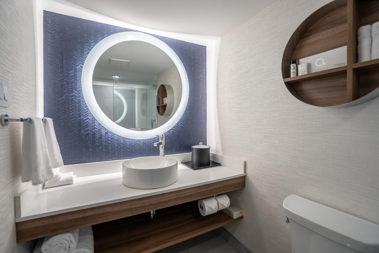 Bathroom 5, Fairfield by Marriott Montreal Downtown, Montréal