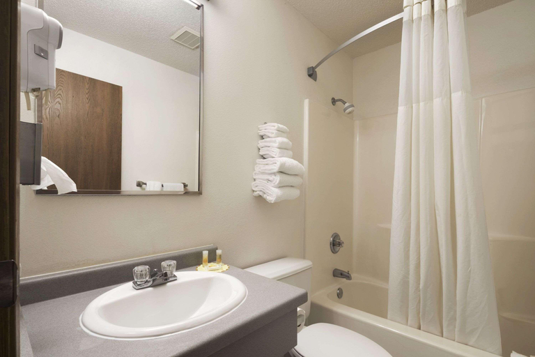 Bathroom 4, Days Inn by Wyndham Willmar, Kandiyohi