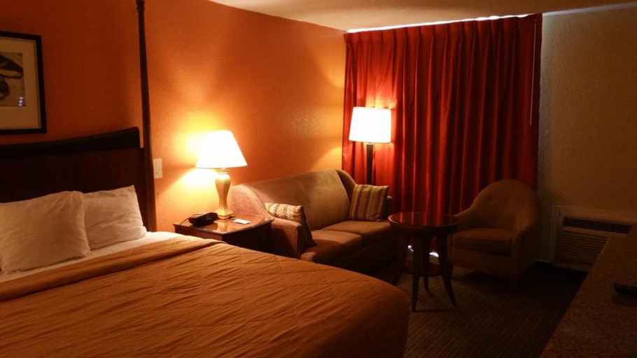 Bedroom 4, Jackson Hotel And Convention Center, Madison