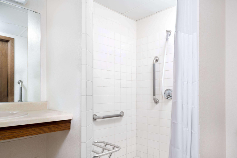Bathroom 4, Days Inn by Wyndham St Cloud, Stearns