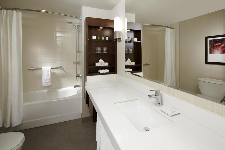 Bathroom 5, Delta Hotels by Marriott Montreal, Montréal