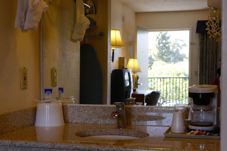 Bathroom 5, Downtown SLO Inn - San Luis Obispo, San Luis Obispo