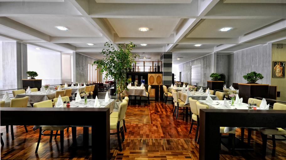 Food & Drinks 4, Hotel Tara