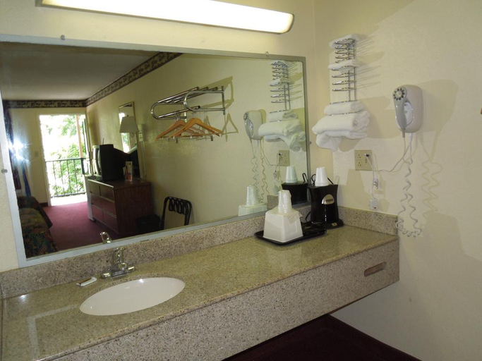 Bathroom 4, Super 8 by Wyndham Williamsburg Pottery, James City