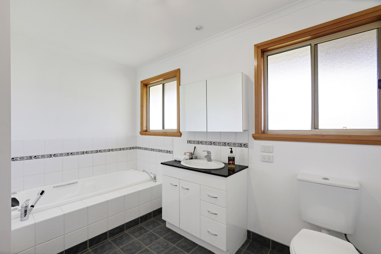 Bathroom 3, Yarragon 4 Bedroom House in Gippsland, Baw Baw - Pt B East