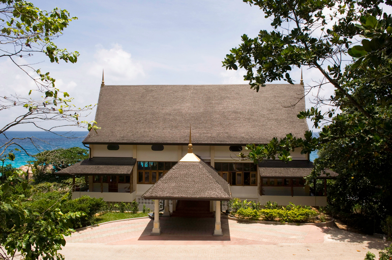 Exterior & Views