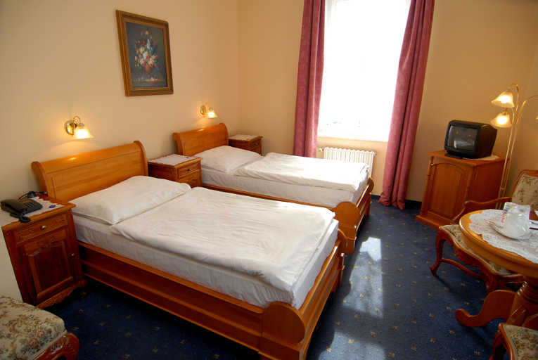 Bedroom 2, Opera Hotel, Praha 7