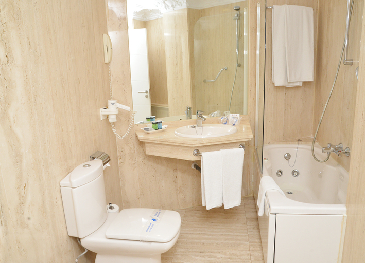 Bathroom 4, B&B HOTEL Salamanca Centro Artheus, Salamanca