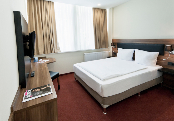 Bedroom 3, B&B HOTEL Berlin-Adlershof, Berlin