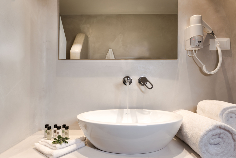 Bathroom 5, Strogili, South Aegean