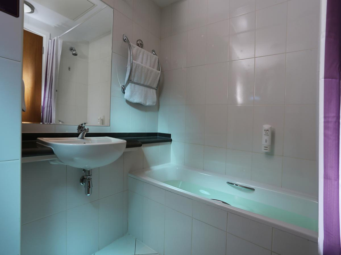 Bathroom 4, Premier Inn Silicon Oasis, Dubai